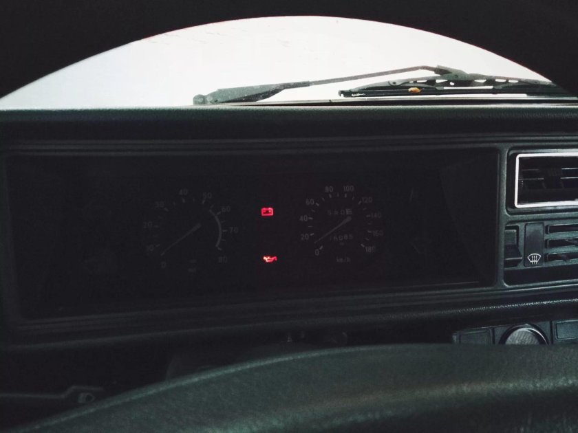 Стекло на приборную панель ВАЗ 2107