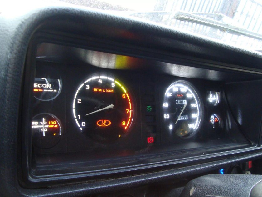 ВАЗ 2107 приборная панель штатная