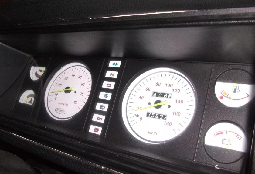 Белая приборная панель ВАЗ 2107