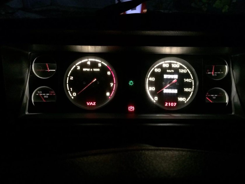 Салон ВАЗ 2107 приборная панель