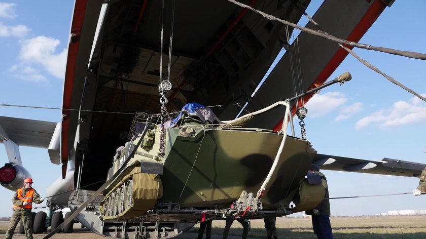Погрузка военной техники в ил-76