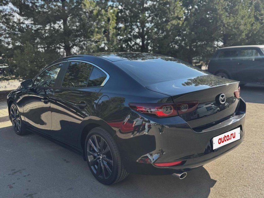 Черная мазда 3