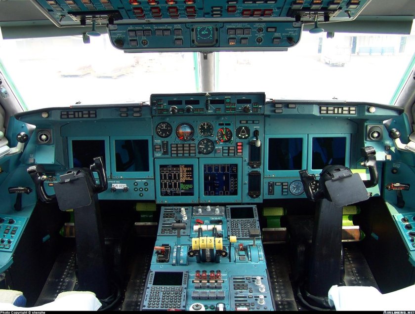 Ил-96 кабина пилотов