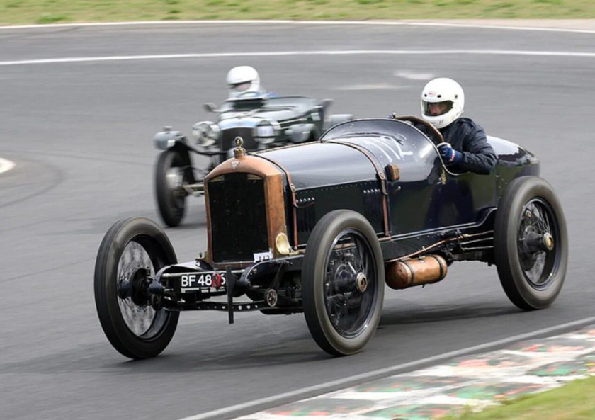 Старинные гоночные машины