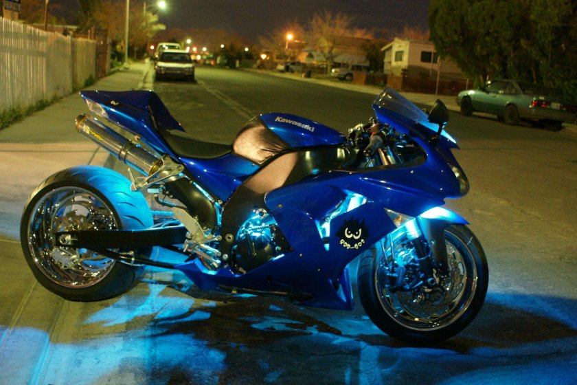 Мотоцикл Кавасаки синий