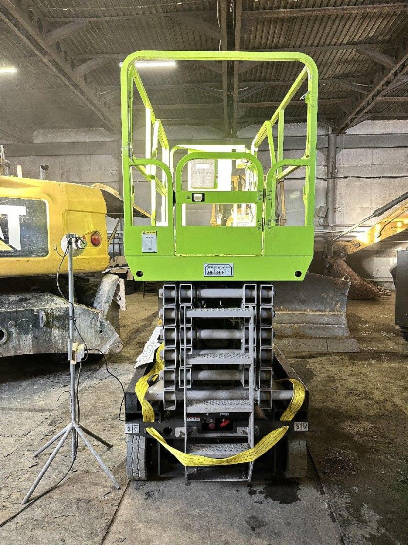 Гусеничный ножничный подъемник