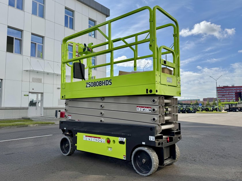 Самоходный ножничный подъемник