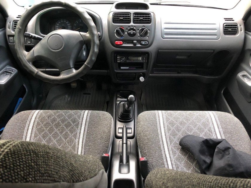 Suzuki Ignis 2002 салон