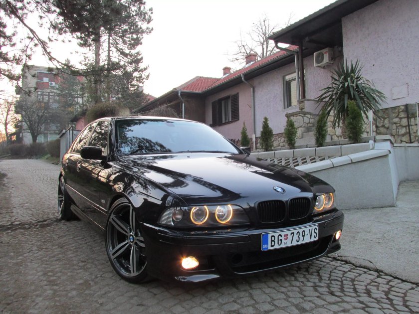 BMW e39 черная