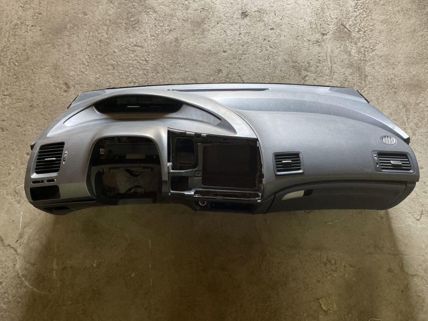 Передняя панель салона