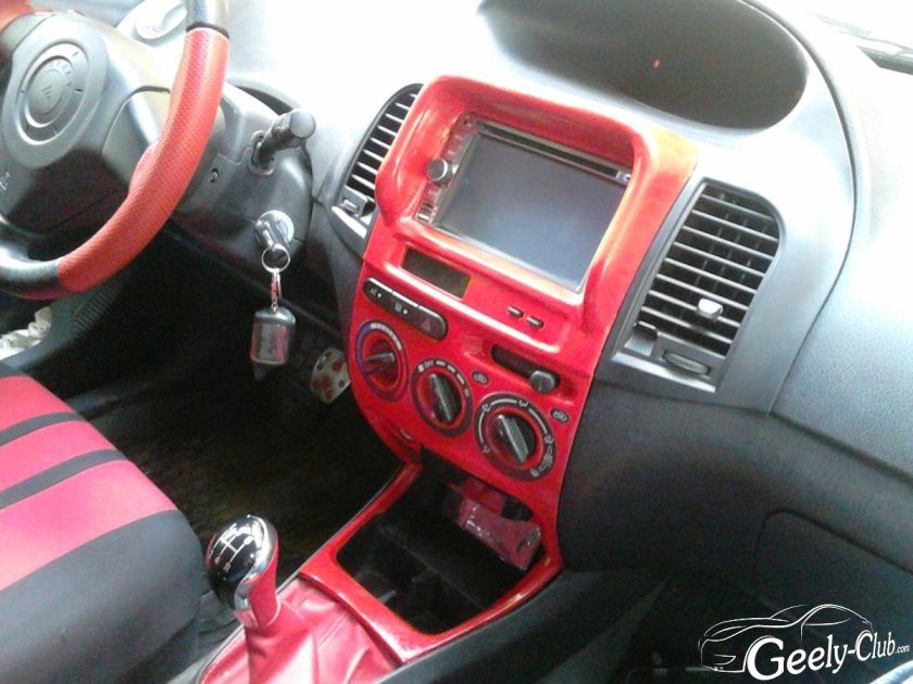 Geely MK Cross торпеда