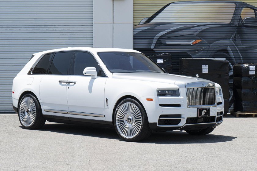 Rolls Royce Cullinan белый