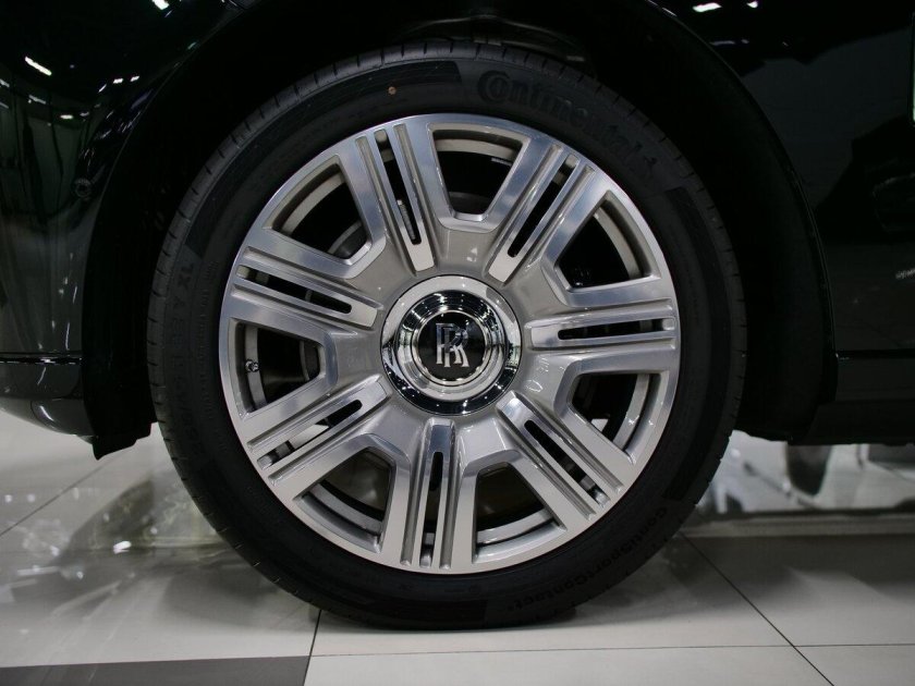 Черный роллс ройс