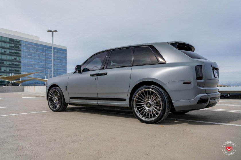 Rolls Royce Cullinan серый