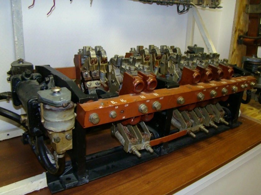 Реверсивно тормозной переключатель 1п-004у2