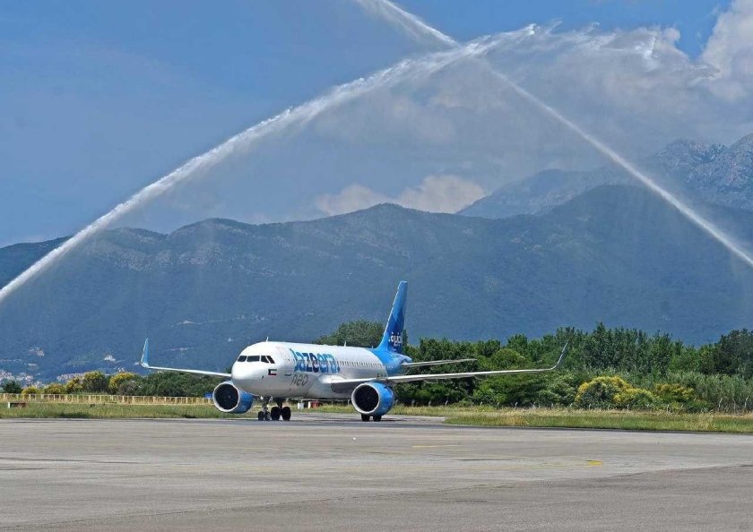 Самолет и аэропорт