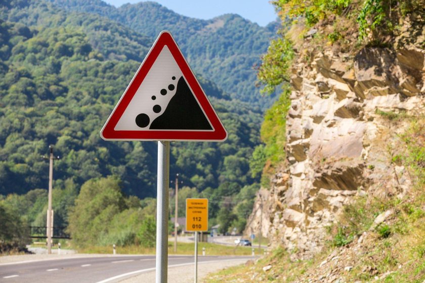 Знак 1.28 падение камней