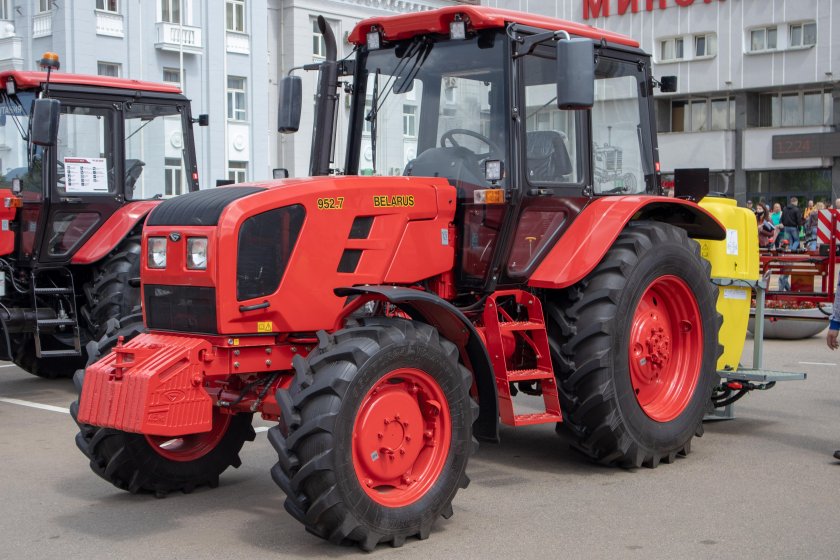 МТЗ 1221 красный