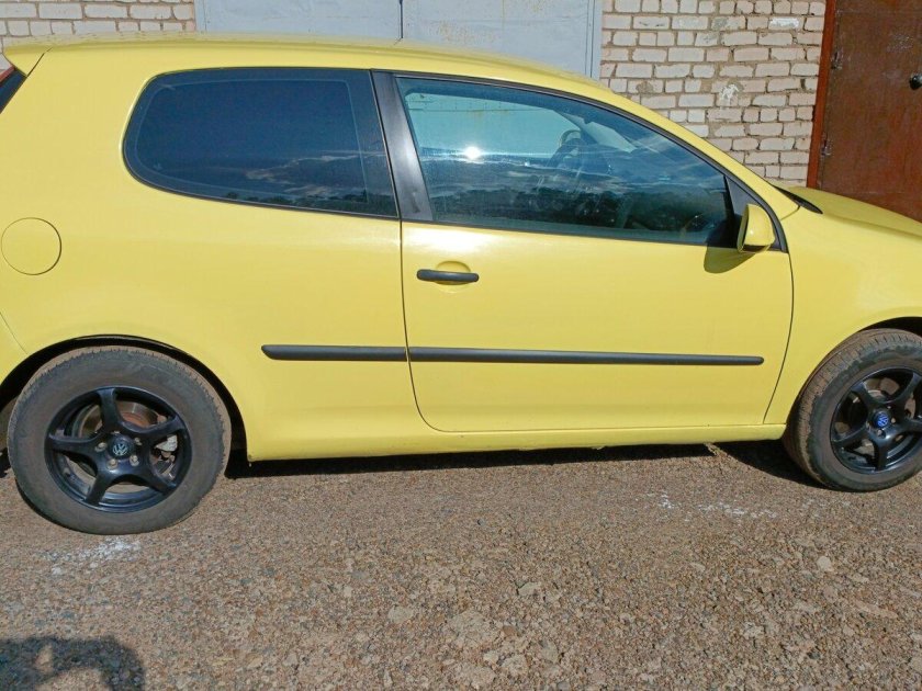 Фольксваген гольф желтый