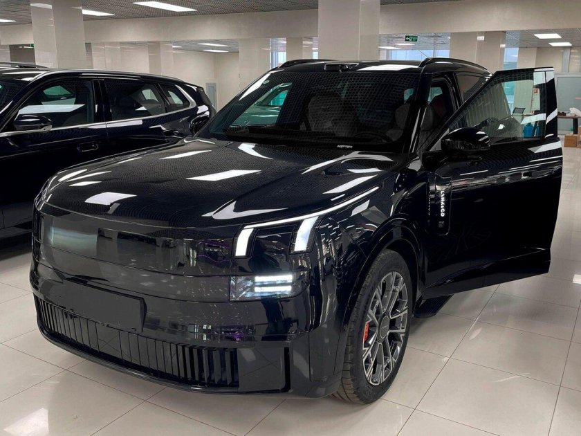 Черный внедорожник