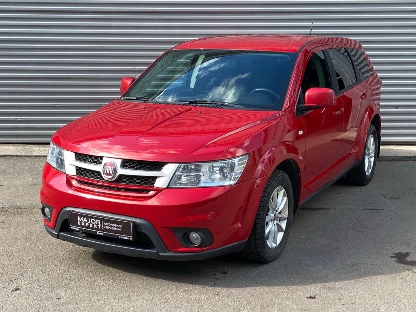 Fiat Freemont красный
