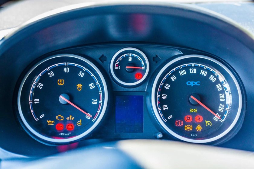 Приборная панель Опель Корса OPC