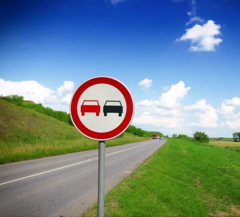 Обгон запрещен дорожный знак