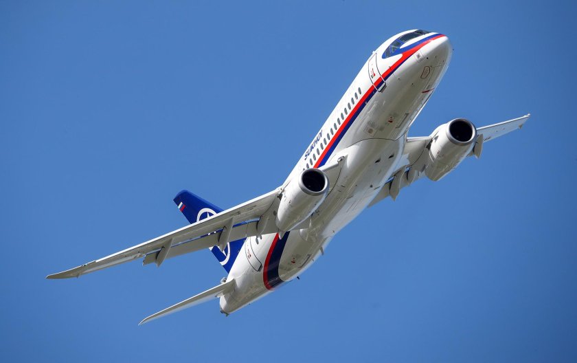 SSJ-100 самолет