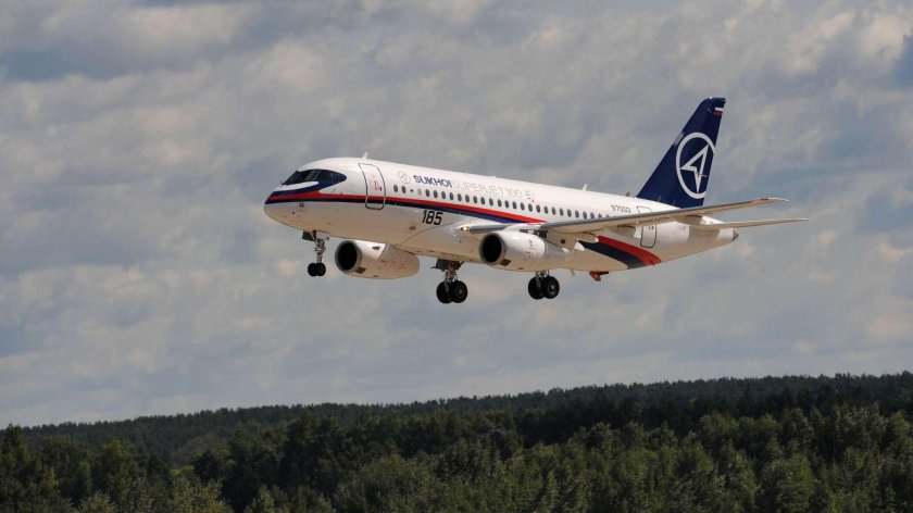 Самолет сухой Суперджет 100