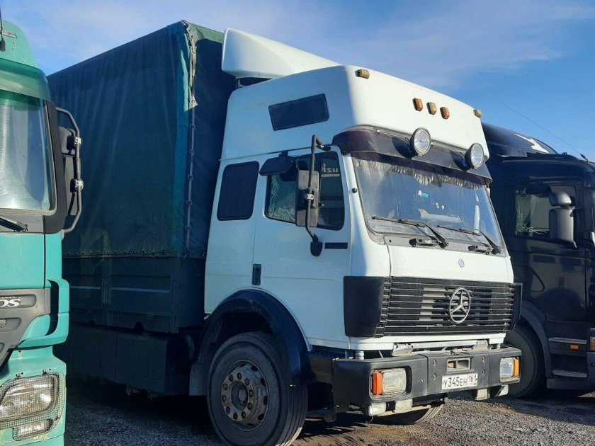 Грузовой мерседес