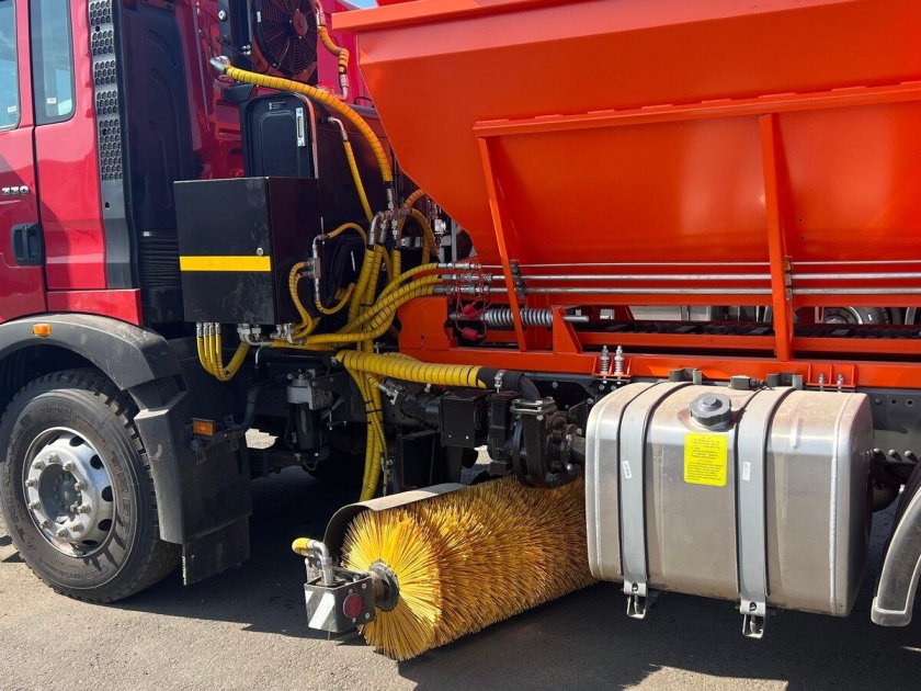 Вакуумная подметально-уборочная машина ко-318д