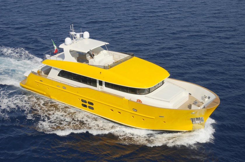 Желтый катер