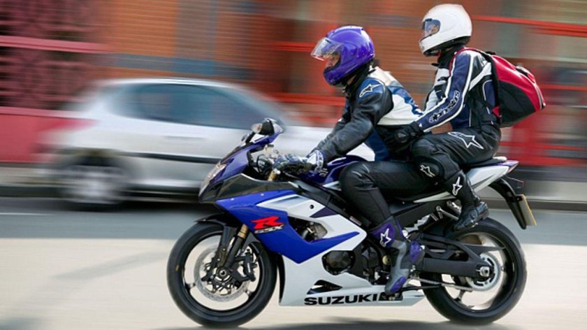 Спортивный мотоцикл с пассажиром