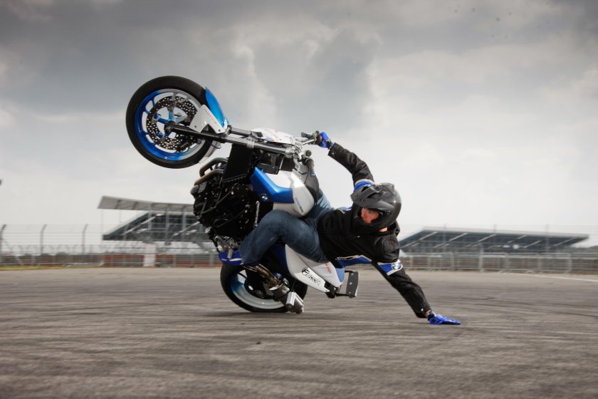 Мотоцикл трюки