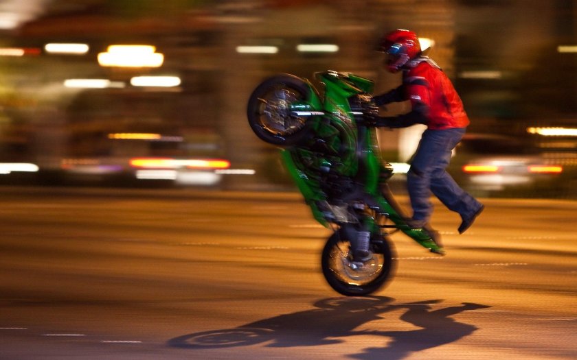 Кататься на мотоцикле