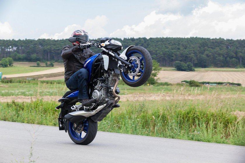 Мотоцикл на заднем колесе