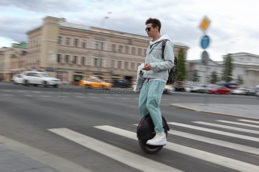 Человек на моноколесе