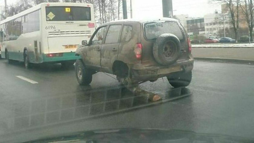 Нива Шевроле с бревном вместо колеса