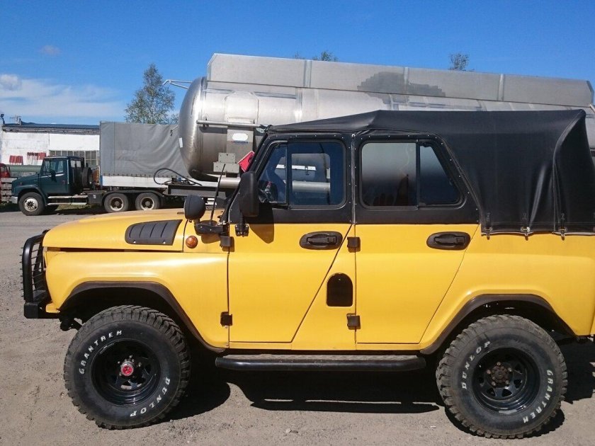 УАЗ-469 внедорожник желтый