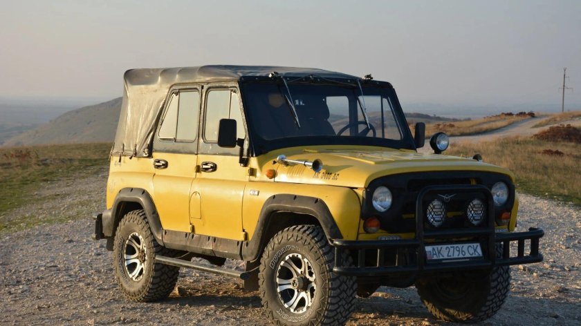 Желтый УАЗ 31512