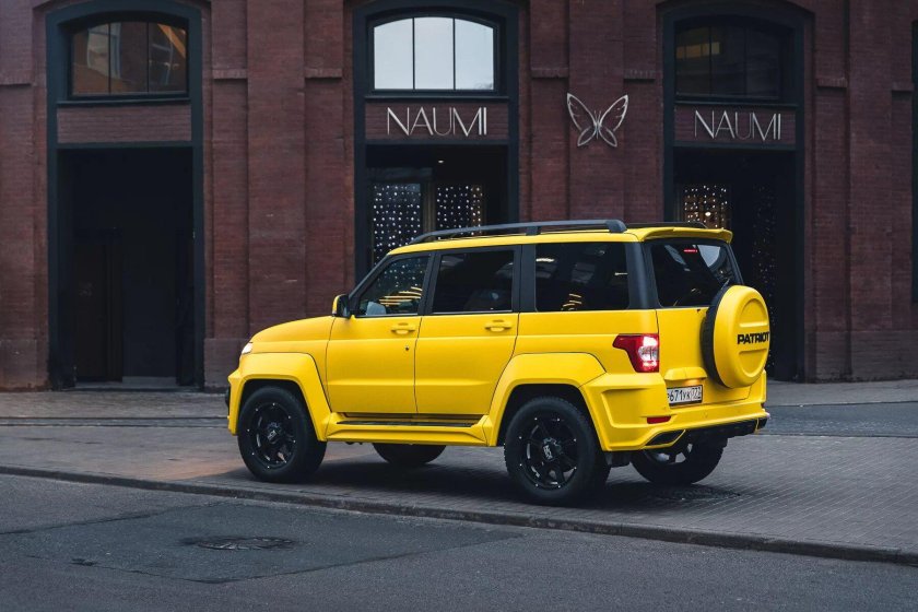 Желтый УАЗ Патриот