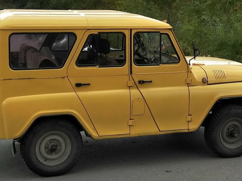 Желтый УАЗ 3151