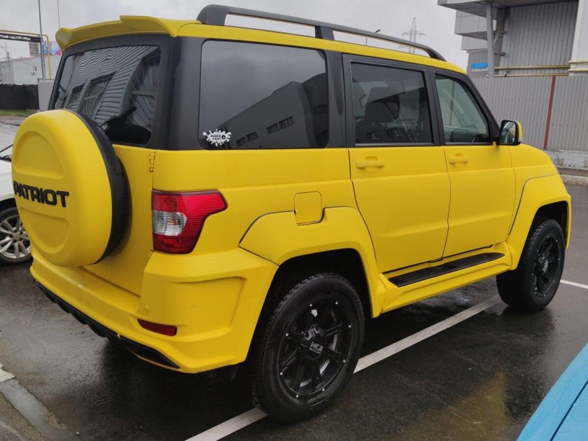 УАЗ Патриот желтого цвета