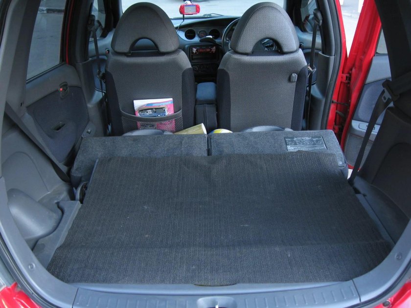 Daihatsu YRV салон