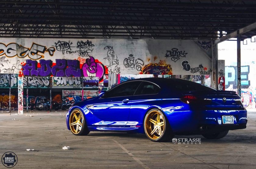 Синяя машина на дисках