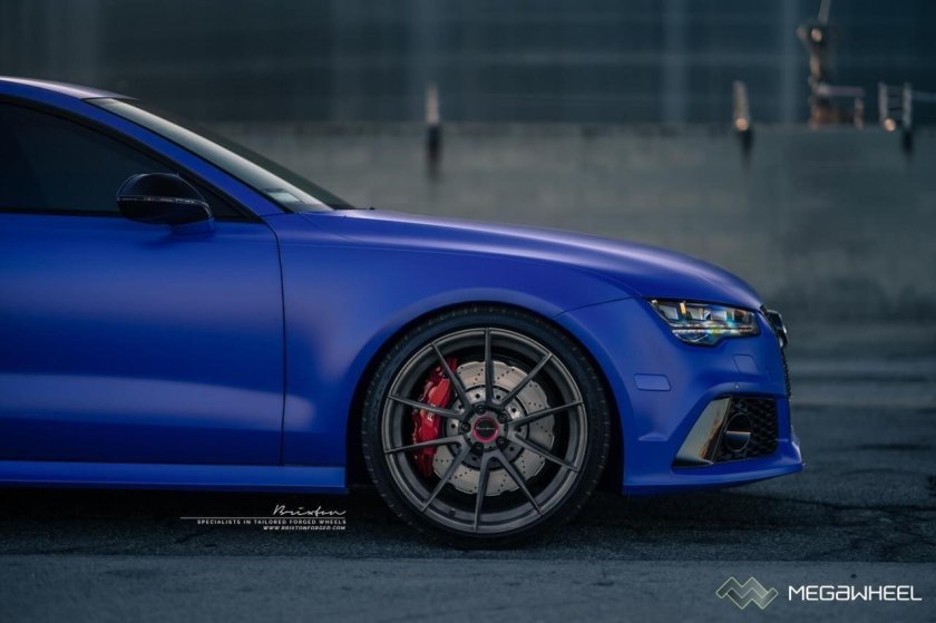 Синяя машина с черными дисками