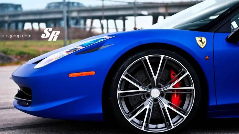 Голубая Ferrari 458 Italia