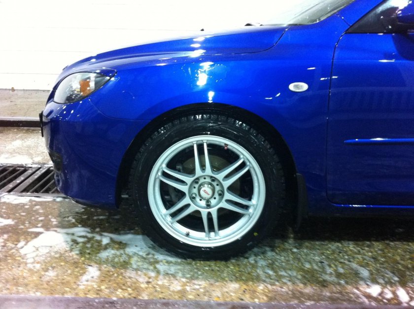 Синяя Мазда 3 цвета дисков