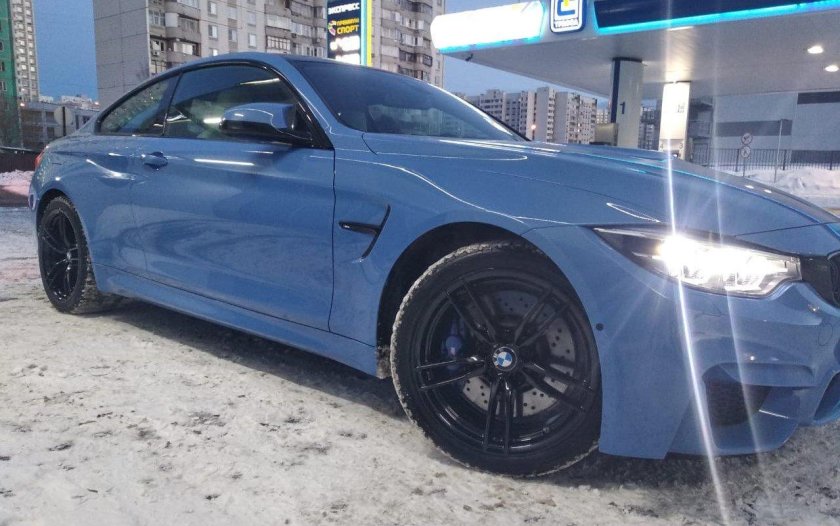 Синяя машина с черными дисками