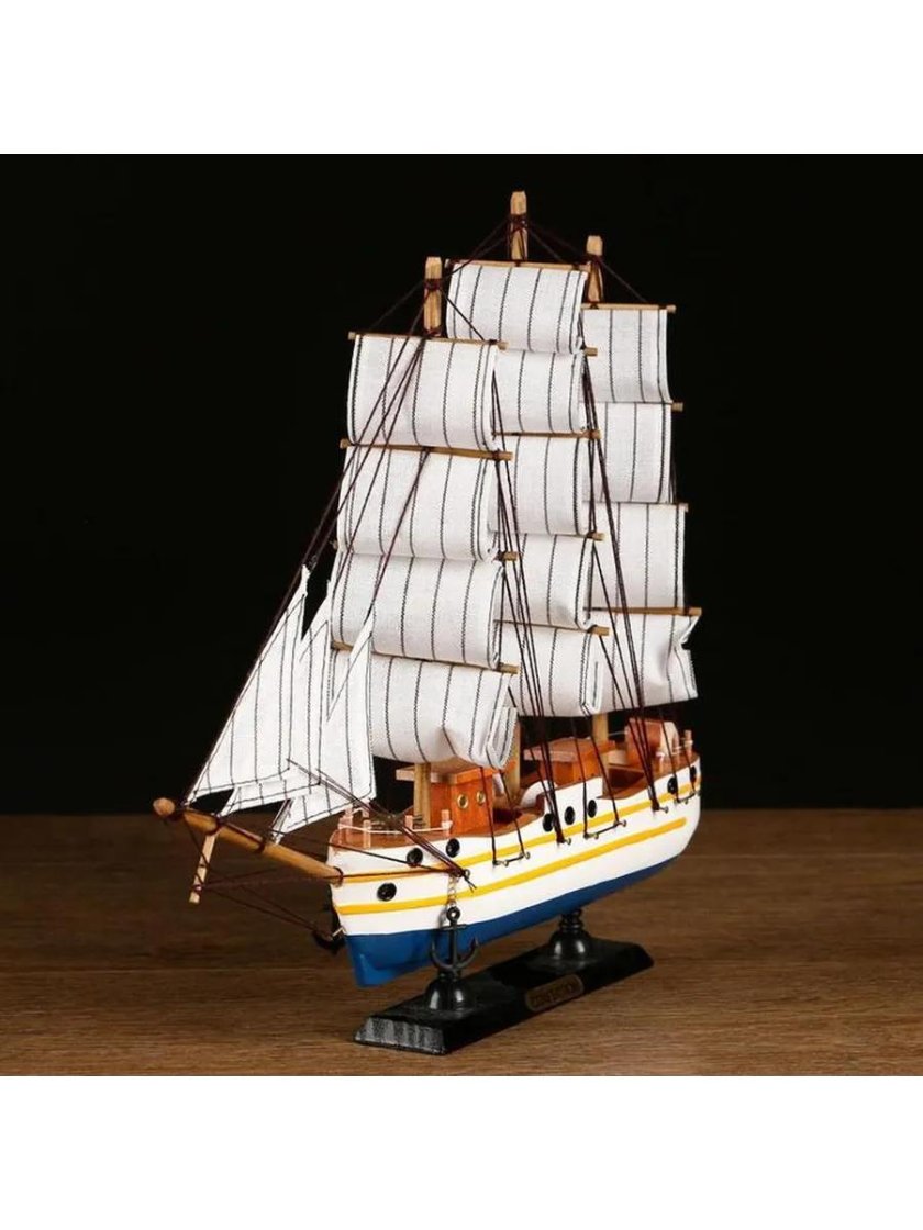 Корабль трехмачтовый с белыми парусами